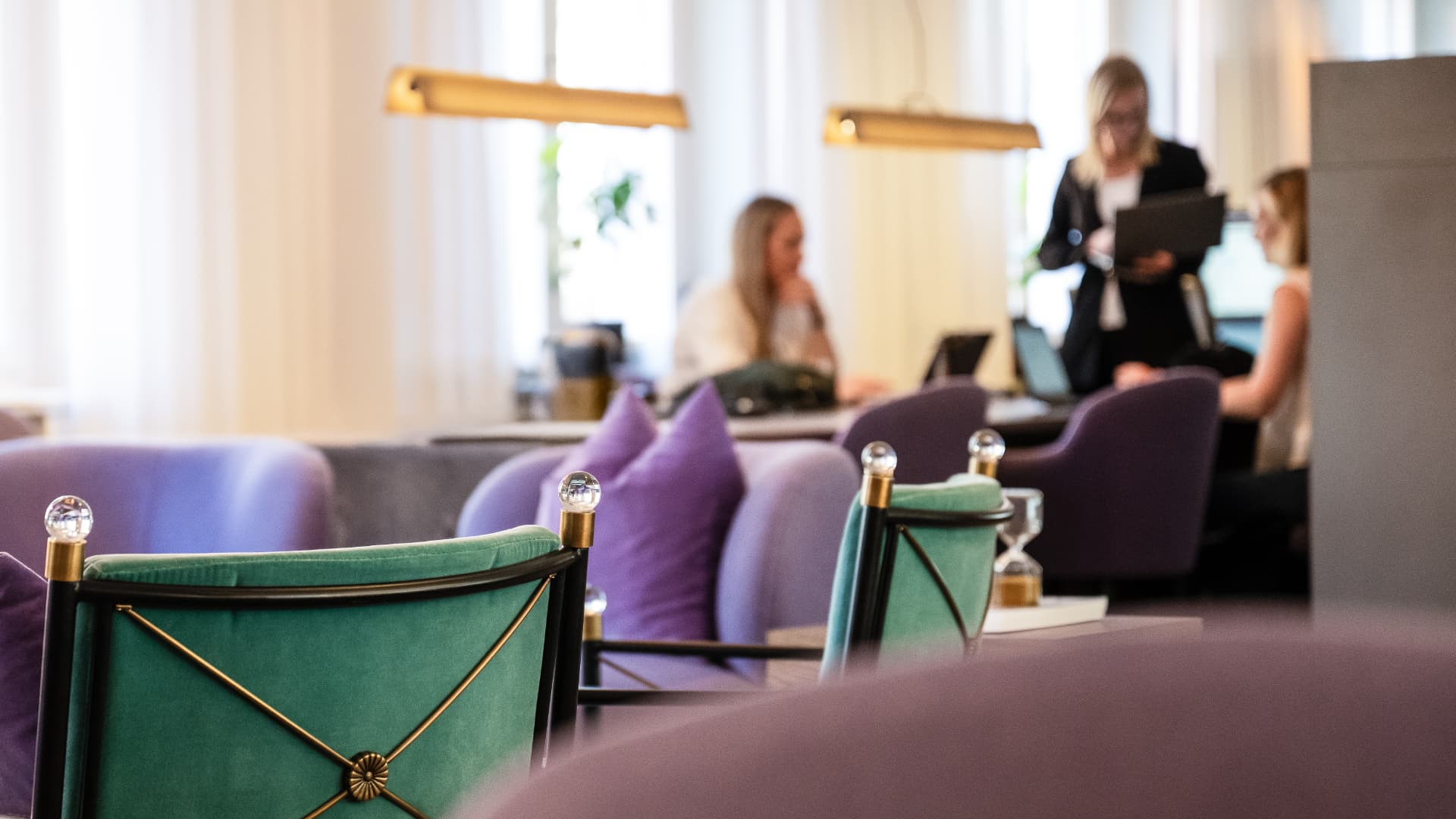 Profesjonelt kontormiljø med kollegaer i samtale
